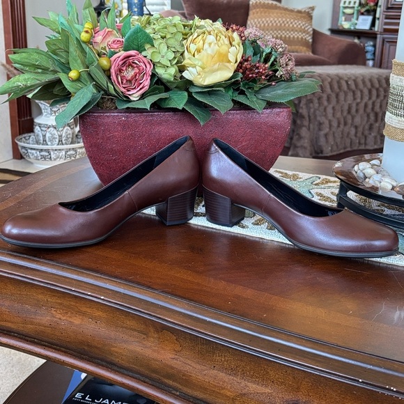 Brand New Ecco Dress Classic 35 Pump Genuine Leather Brown Heels Rounded Toe
